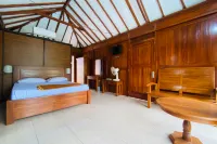 Rumah Kayu Pinggir Kali Hotel di Kecamatan Gempol