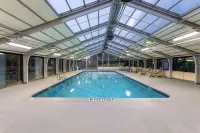 Baymont by Wyndham White Plains - Elmsford - Pools