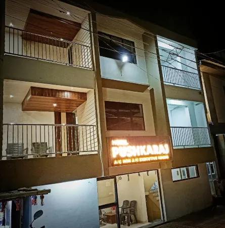 Hotel Pushkaraj Отели рядом с достопримечательностью «Poonam Chowk»