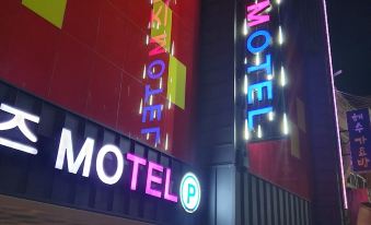 7. Queens M..