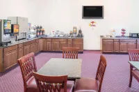 Super 8 by Wyndham Ruston - breakfast
