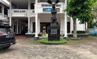 Hotel Garuda Near Alun Alun Banjarnegara Mitra RedDoorz