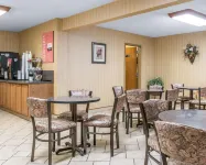 莫米 - 佩里斯堡區舒適酒店 - 早餐
