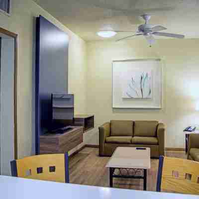 Holiday Inn & Suites Chihuahua Expo Rooms