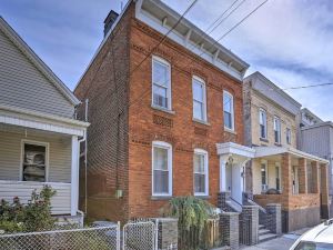Updated Bayonne Townhome ~ 11 Mi to NYC!