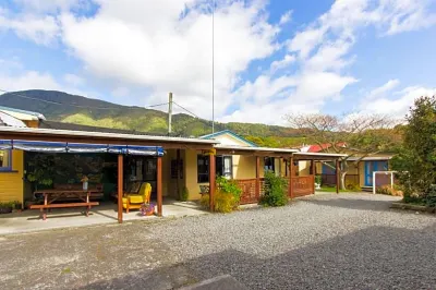Sequoia Lodge Backpackers Hotels in Havelock
