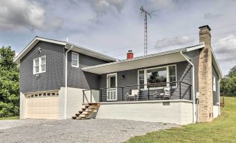 Modern Zanesville Escape w/ Deck & Spacious Yard - Housity
