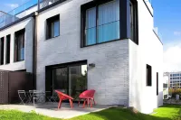 En Suite Bedrooms at Reckenthal House by Rentaroo Hotels near Parc Brill