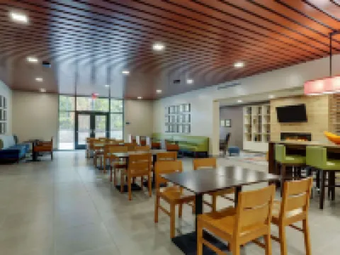 麗笙鄉村旅館及套房，卡明，靠近北方醫院福賽斯 福賽斯縣酒店