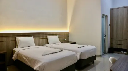 El Malik Hotel Sumenep Отели в г. Суменеп
