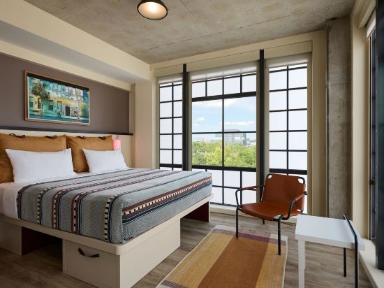 Moxy Charleston Downtown