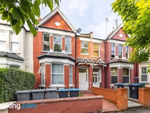 Cozy 3-Bedroom Flat in Willesden Green London