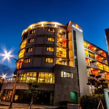 BK Hotel Jeju Отели рядом с достопримечательностью «Библиотека «Саммэбон»»