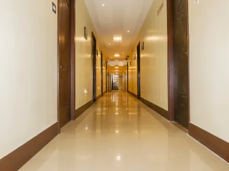 Mani's Residency Отели рядом с достопримечательностью «Минкши Амман Темпл»