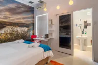 Daddy Long Legs Art Hotel