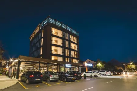 Bristol Hotel Podgorica Отели рядом с достопримечательностью «Собор Воскресения Христова»