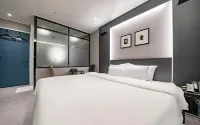 Hotel Hermes at Yongin Everland Station