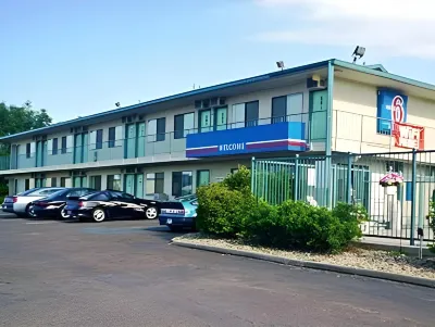 Motel 6 Bismarck, ND Hotel di Bismarck
