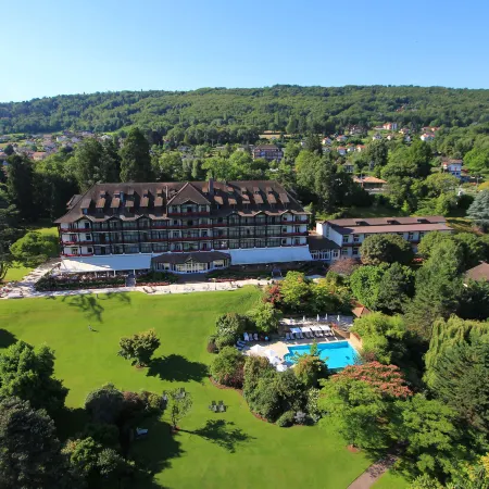 Hôtel Ermitage - Evian Resort Отели рядом с достопримечательностью «Железнодорожный вокзал Эвиан»