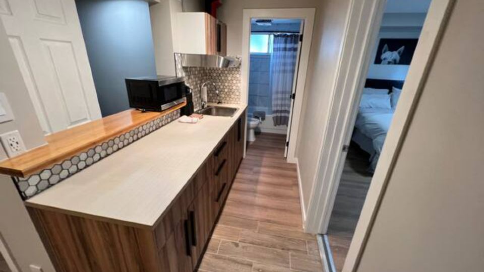 Cozy 1 Bedroom Rental with Den free parking Close to University