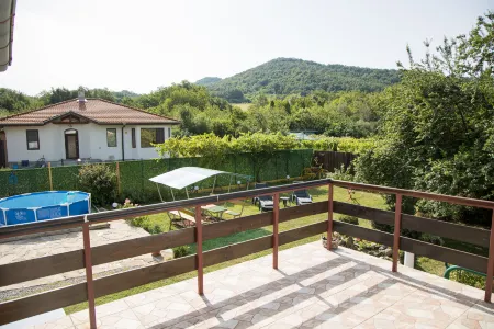 Three Bedroom House with Garden Only 10 km from Veliko Tarnovo Отели в г. Natsovtsi
