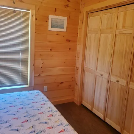 Beautiful Tiny Home log cabin on the lake - Perfect for a couples getaway!