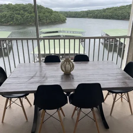 Perfect Location! Newly Remodeled- 2021 Condo right in the heart of Osage Beach
