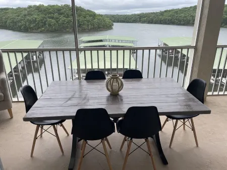 Perfect Location! Newly Remodeled- 2021 Condo right in the heart of Osage Beach Отели в г. Осейдж-Бич