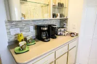 The PLAYFUL PELICAN on Florida's Intercostal Waterway: Beach a few blocks away Hoteles en Port Orange