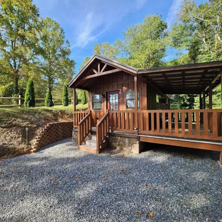 Tiny Hideaway Cabin mins. from Downtown Bryson City and Deep Creek National Park