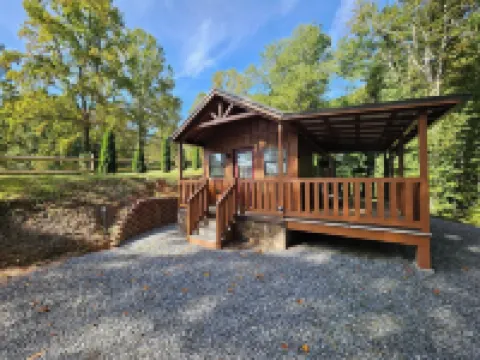Tiny Hideaway Cabin mins. from Downtown Bryson City and Deep Creek National Park
