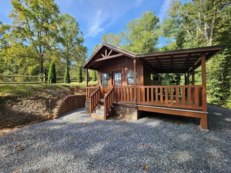 Tiny Hideaway Cabin mins. from Downtown Bryson City and Deep Creek National Park