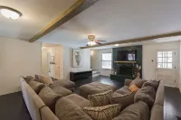 Comfy Hangout House - Sleeps 16 - Pool & Hot Tub!