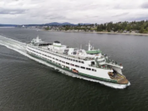 Beach Home w/King & Queen bed + Wi-Fi see Whales/Eagles Minutes to Seattle Ferry โรงแรมในเบรเมอร์ตัน