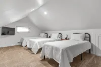 NEW Charming 3bedrm Bungalow on Beautiful Street