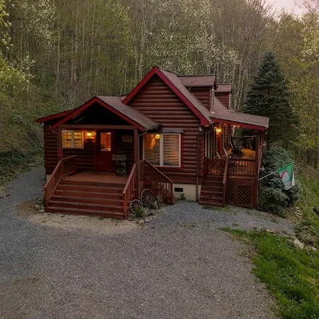 Long Mtn. Views - Covered Porch - Rockers - Fire Pit - Gated - Clean - 5 Stars!