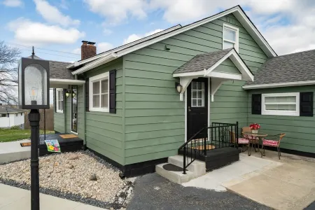 Southern Sunset.  Rugged yet refined!  1.5 miles to Ark!  Rate is for 2 guests.