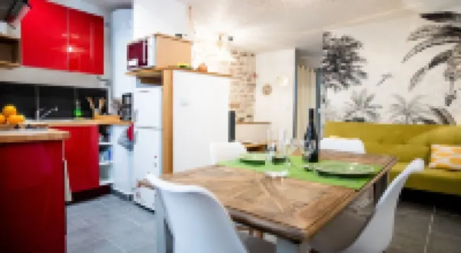 Superb apartment (3pers) air-conditioned, quiet, ideal location in town center