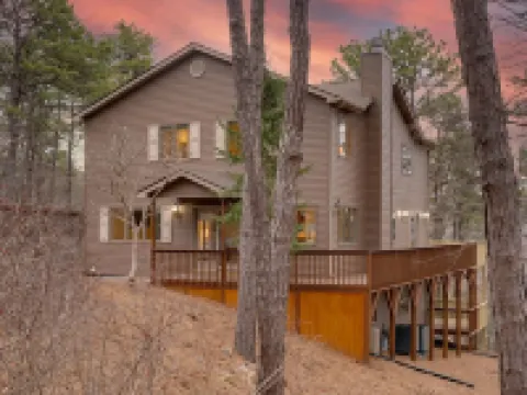 Hidden Haven - Kids friendly home, Great Location, Extended Deck, Outdoor Dining Hotels in Massanutten