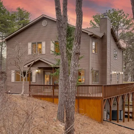 Hidden Haven - Kids friendly home, Great Location, Extended Deck, Outdoor Dining