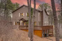 Hidden Haven - Kids friendly home, Great Location, Extended Deck, Outdoor Dining
