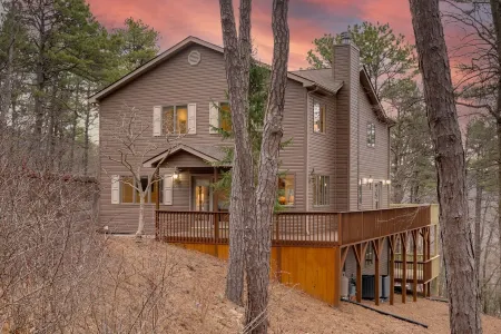 Hidden Haven - Kids friendly home, Great Location, Extended Deck, Outdoor Dining Отели в г. Массанаттен