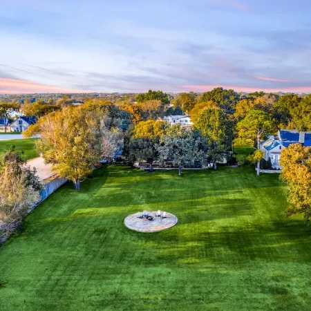 Luxury Lakefront Estate - 1.6 Acres - Sleeps 12 - Boathouse + Sunset Views