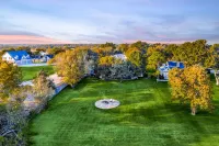 Luxury Lakefront Estate - 1.6 Acres - Sleeps 12 - Boathouse + Sunset Views
