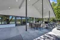 Beach Memories - Renovated Open Modern Lake Access, Beach/Cabana, Covered Patio!