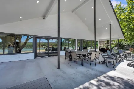 Beach Memories - Renovated Open Modern Lake Access, Beach/Cabana, Covered Patio!