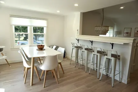 Half mile to beach, Family & Pet Friendly, Newly Renovated Full House Отели рядом с достопримечательностью «Терд Бич»