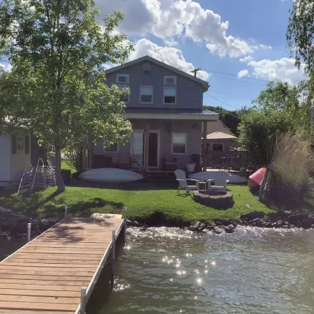 True Lakefront! Parking, C. Air, Kayaks, Summer Days Still Left! Pontoon Option.