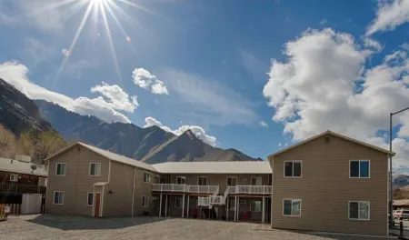 Cozy retreat within walking distance of anything in town and the salmon river! Отели в г. Риггинс