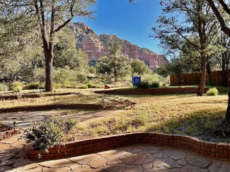 Red rock views ♦ Private access to the forestry ♦ The perfect romantic escape